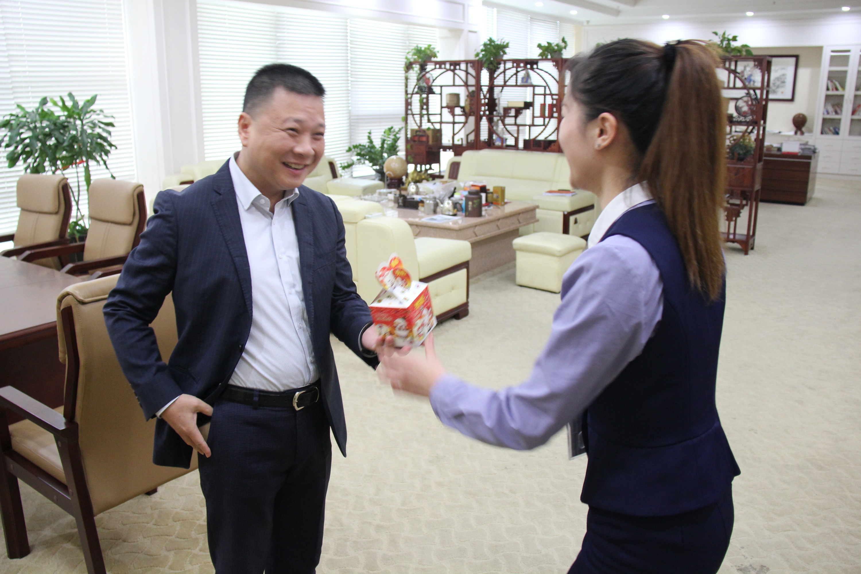 圣悅詩國際輕奢美妝為公司員工送平安祝福！